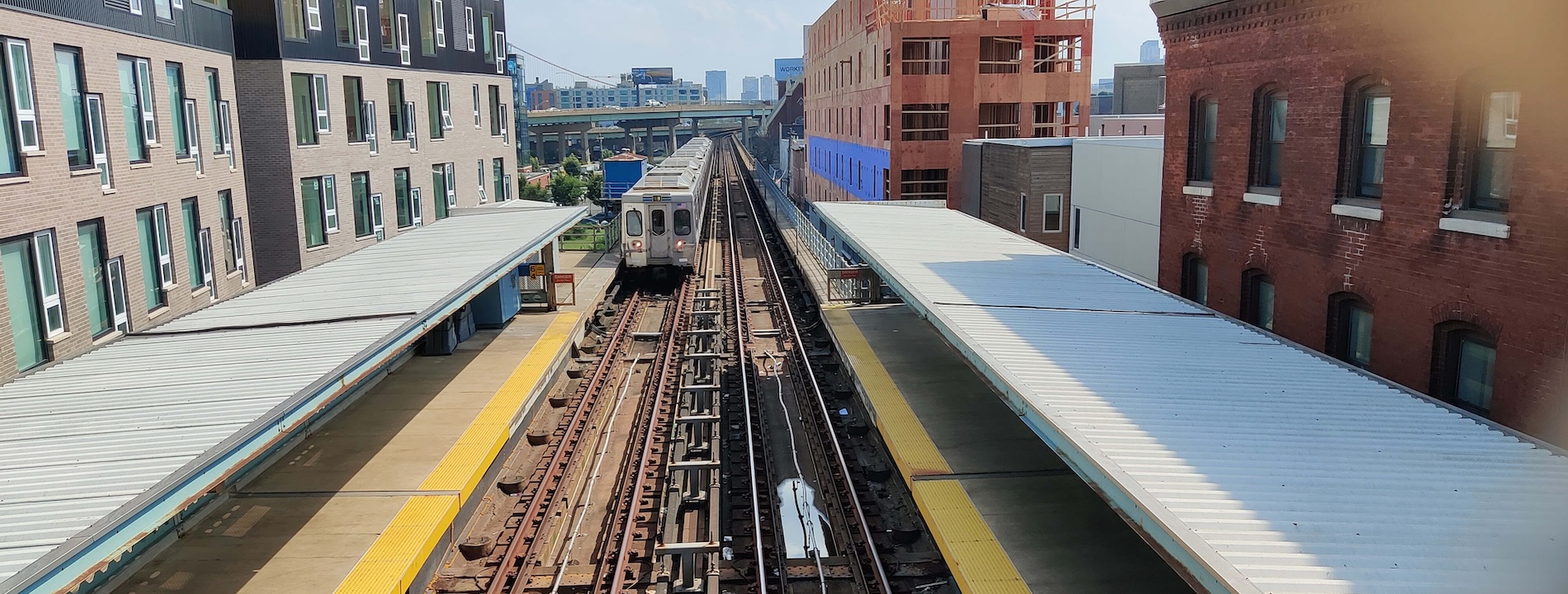 A SEPTA train pulling into a station with platforms on both sides of the train tracks