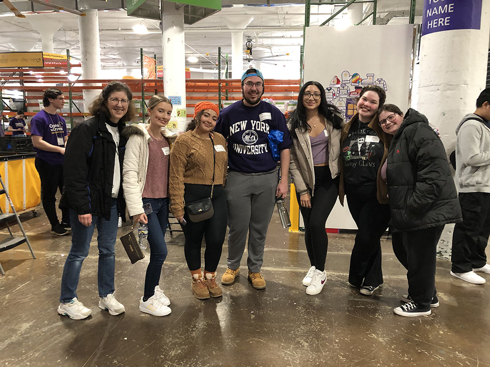Honors Program students out volunteering