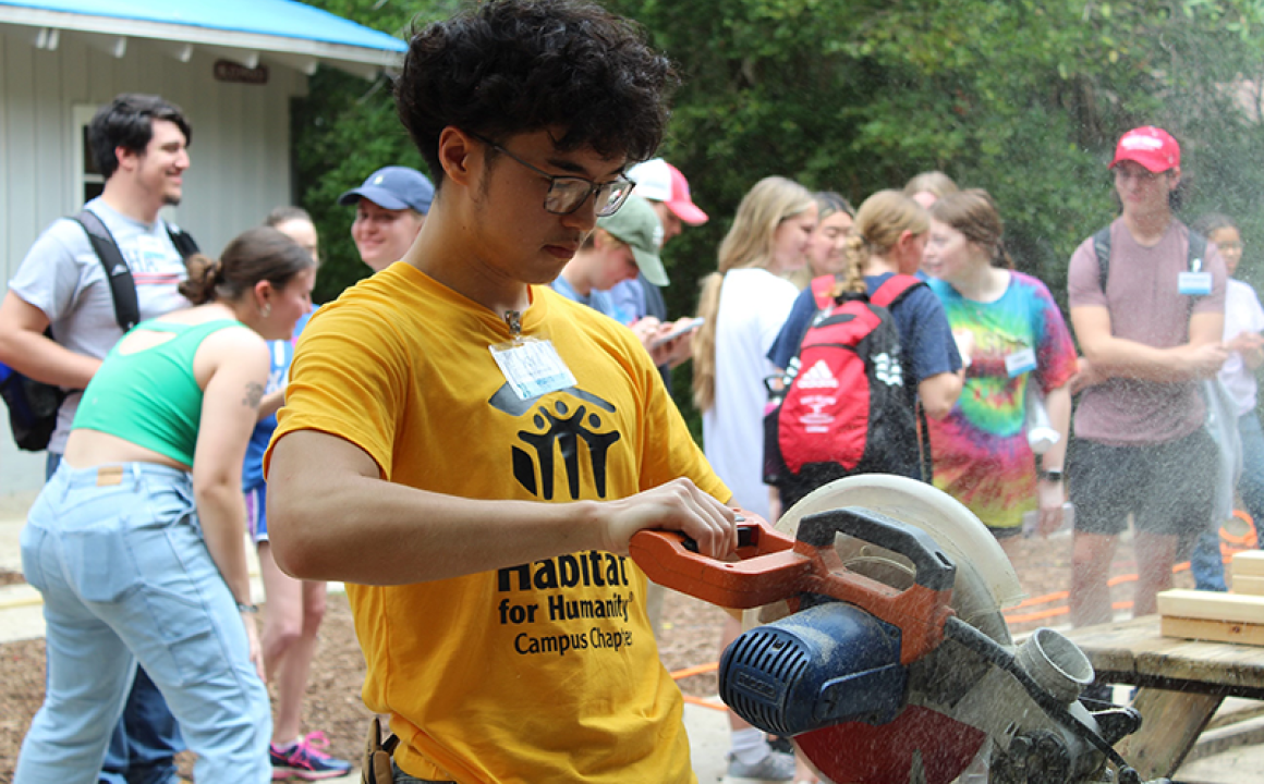 HFU Contingent Spends Spring Break with Habitat for Humanity in Florida