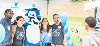 Alumni pose with Blue the Tiger
