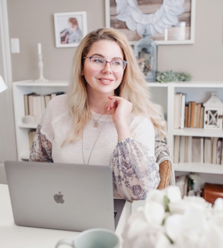 business-newprofessional.jpg Business - Girl in white with laptop